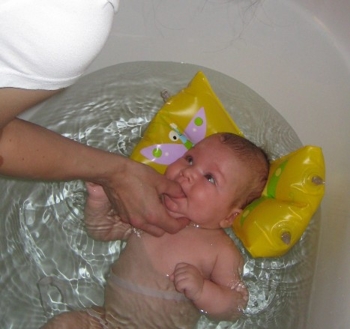 Mimi ve vaně plavme kojencích