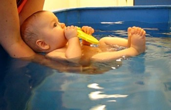 Miminkování plavme kojencích