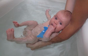 Miminkování kojenecké plavání